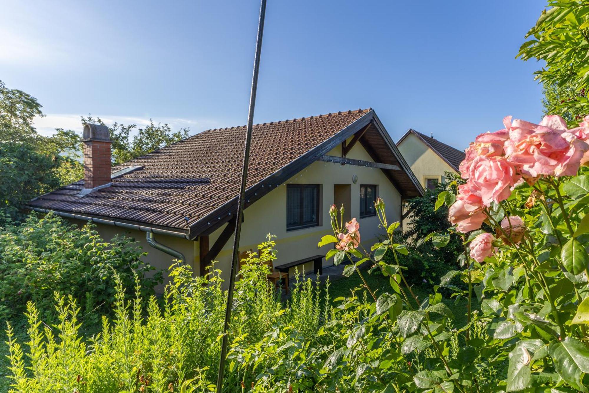 Kismokus Apartman Eger Exteriör bild