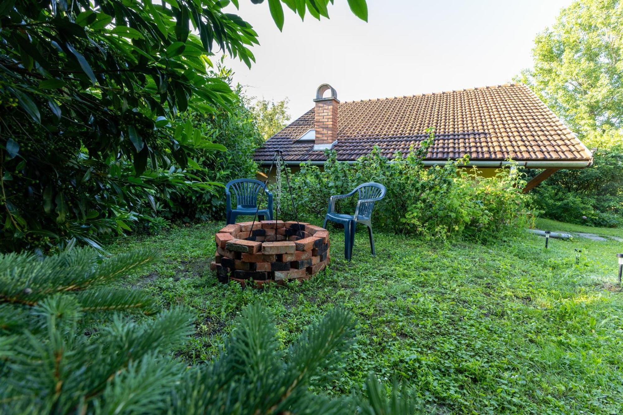 Kismokus Apartman Eger Exteriör bild